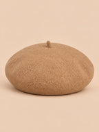Béret français femme en pure laine camel, vue de face sur fond beige