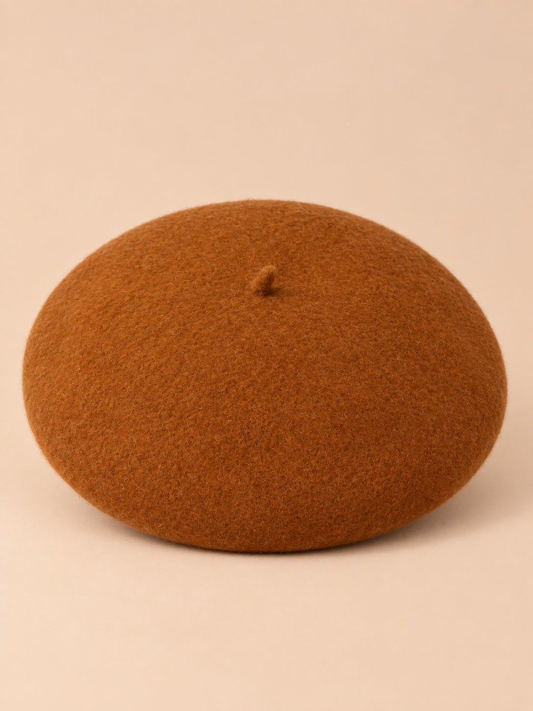 Béret français femme en pure laine caramel, vue de face sur fond beige