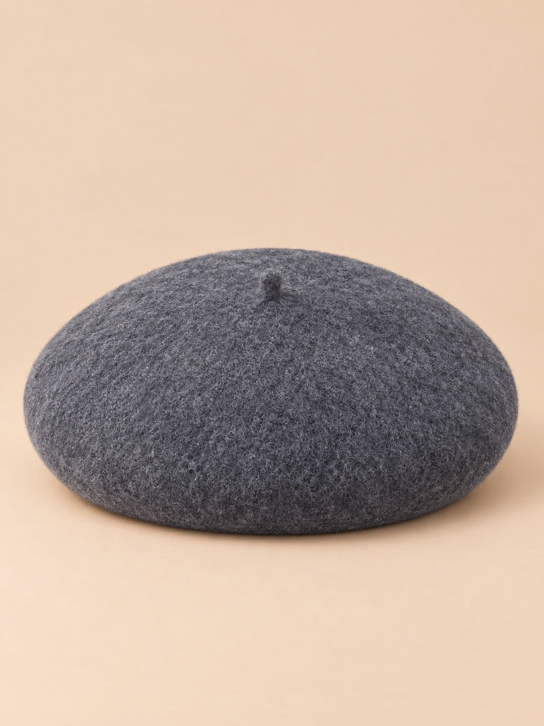 Béret français femme en pure laine gris, vue de face sur fond beige