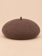 Béret français femme en pure laine moka, vue de face sur fond beige