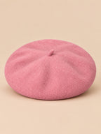 Béret français femme en pure laine rose, vue de face sur fond beige