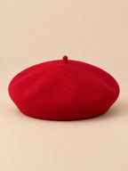 Béret français femme en pure laine rouge, vue de face sur fond beige
