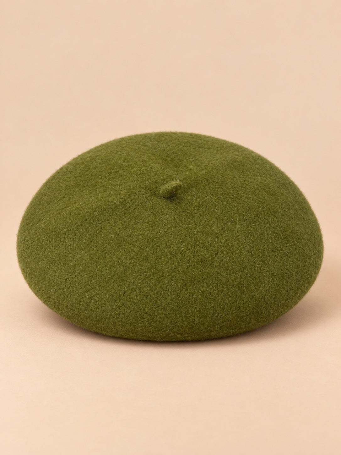 Béret français femme en pure laine vert militaire, vue de face sur fond beige