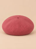 Béret français femme en pure laine vieux rose, vue de face sur fond beige