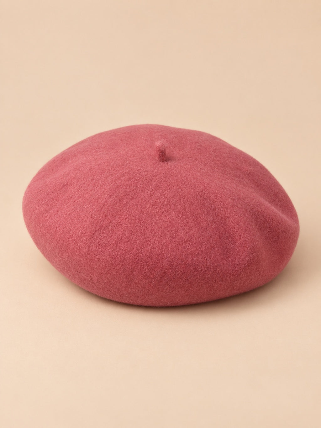 Béret français femme en pure laine vieux rose, vue de trois quarts sur fond beige