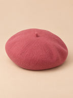 Béret français femme en pure laine vieux rose, vue de trois quarts sur fond beige