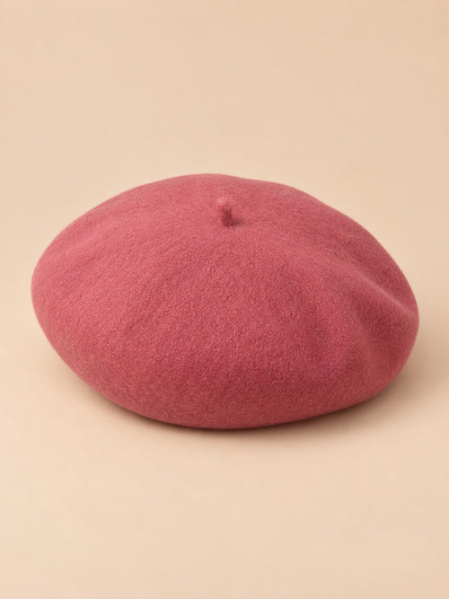 Béret français femme en pure laine vieux rose, vue de trois quarts sur fond beige