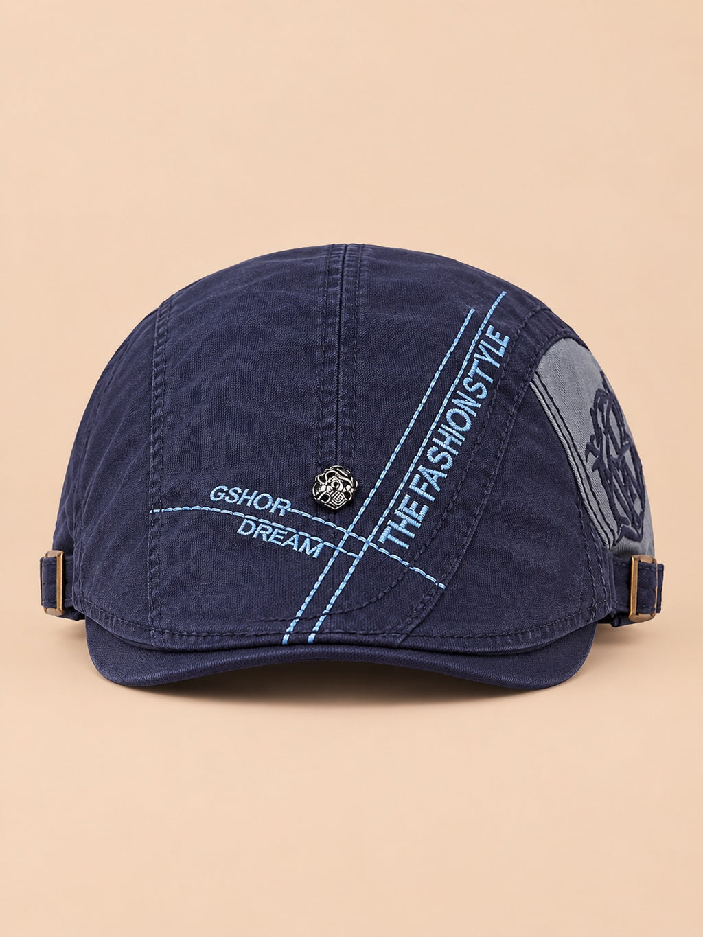 Béret gavroche en coton bleu marine, vue de face sur fond pêche sable
