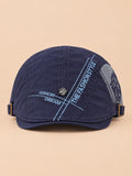 Béret gavroche en coton bleu marine, vue de face sur fond pêche sable