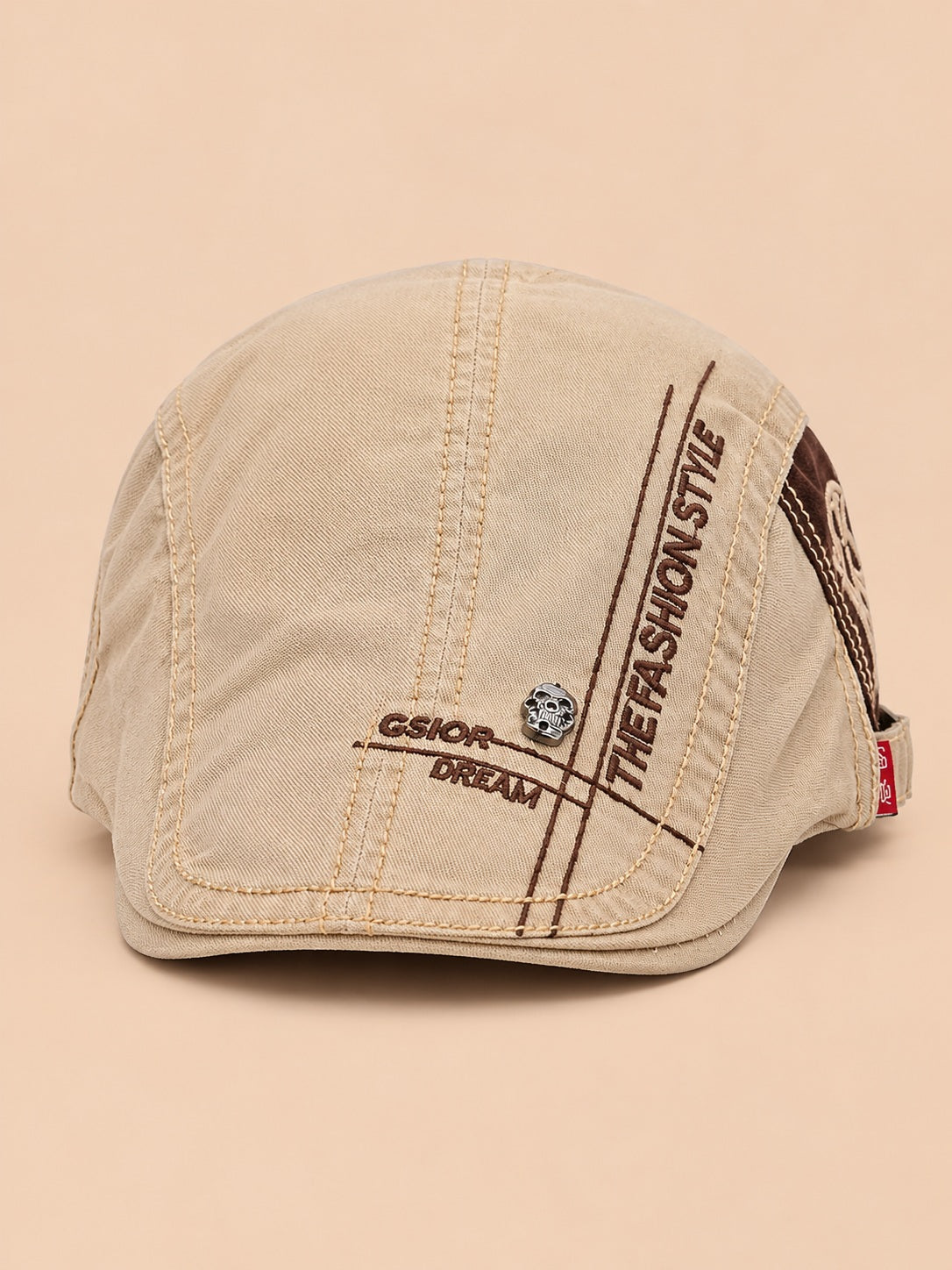 Béret gavroche en coton kaki, vue de face sur fond pêche sable