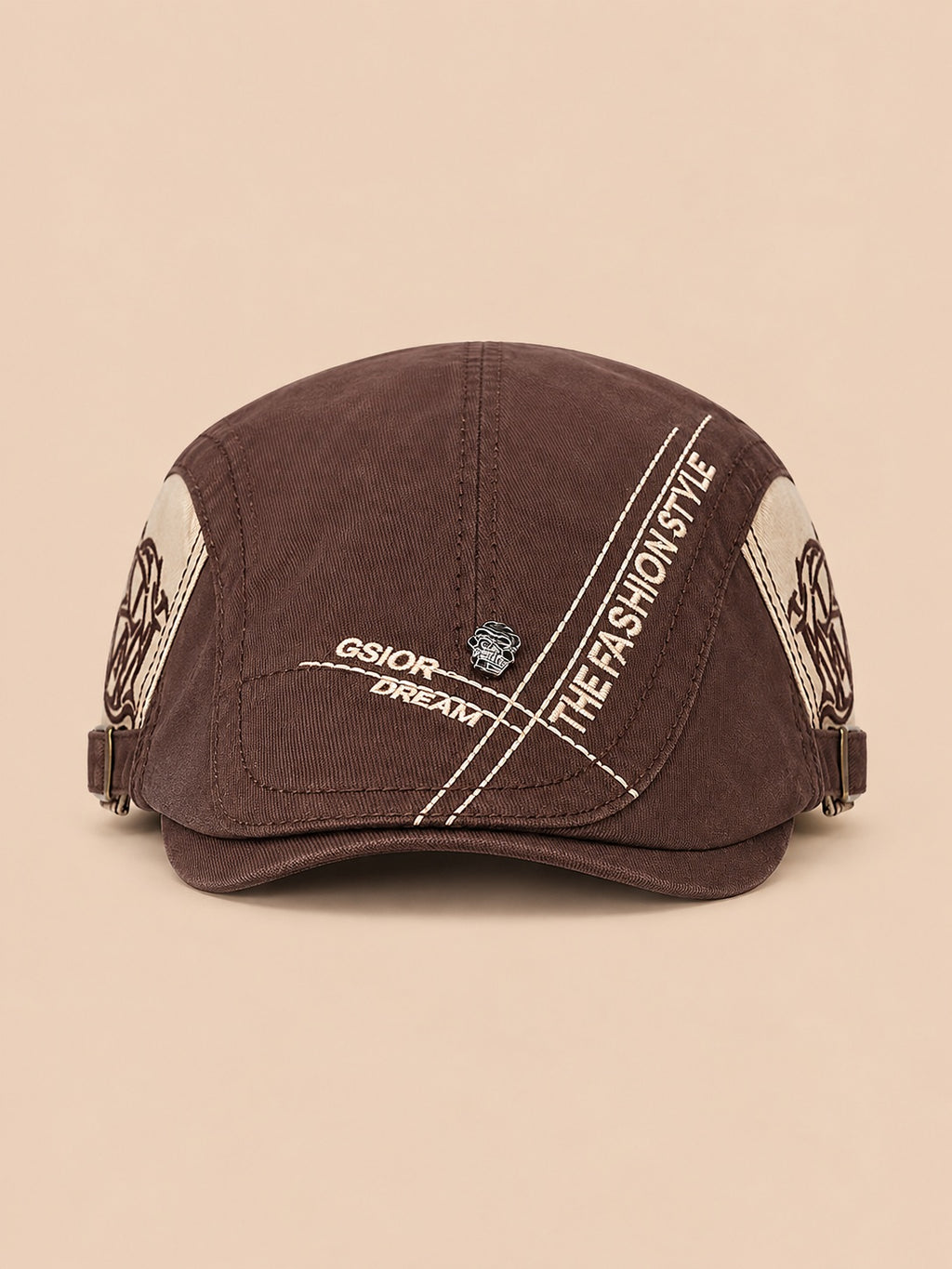 Béret gavroche en coton marron, vue de face sur fond pêche sable