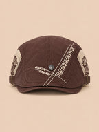 Béret gavroche en coton marron, vue de face sur fond pêche sable