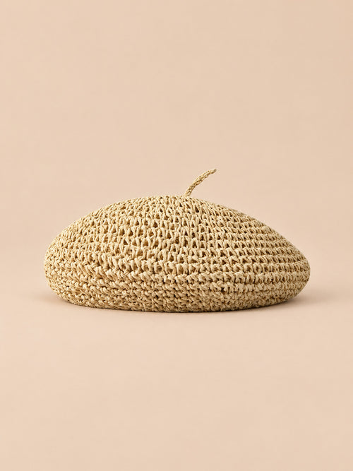 Béret plat effet paille Beige, vue de face sur fond pêche sable