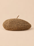 Béret plat effet paille Kaki, vue de face sur fond pêche sable