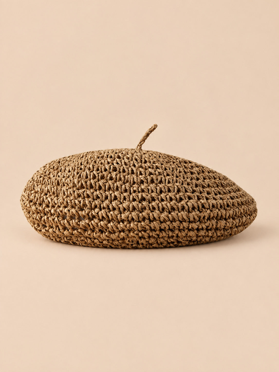 Béret plat effet paille Kaki, vue de face sur fond pêche sable
