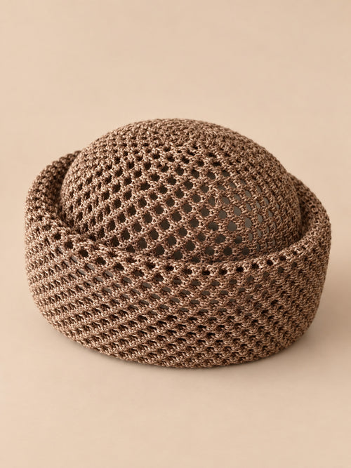 Béret résille ajouré marron 1, vue de trois quarts sur fond pêche sable