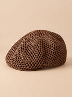 Béret résille ajouré marron 2, vue de face sur fond pêche sable