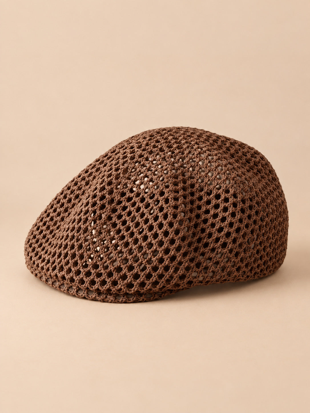 Béret résille ajouré marron 2, vue de face sur fond pêche sable