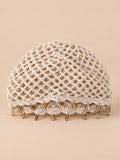 Béret rétro beige ajouré au crochet à franges d'étoiles dorées, vue de face sur fond pêche sable