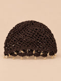 Béret rétro café ajouré au crochet à franges d'étoiles dorées, vue de face sur fond pêche sable