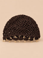 Béret rétro café ajouré au crochet à franges d'étoiles dorées, vue de face sur fond pêche sable