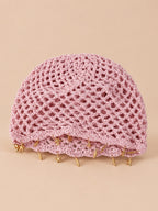 Béret rétro rose ajouré au crochet à franges d'étoiles dorées, vue de face sur fond pêche sable