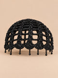 Béret crochet rétro noir ajouré à franges de perles, vue de face sur fond pêche sable