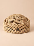 Béret rétro crochet Kaki M, vue de face sur fond pêche sable