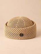 Béret rétro crochet Kaki M, vue de face sur fond pêche sable