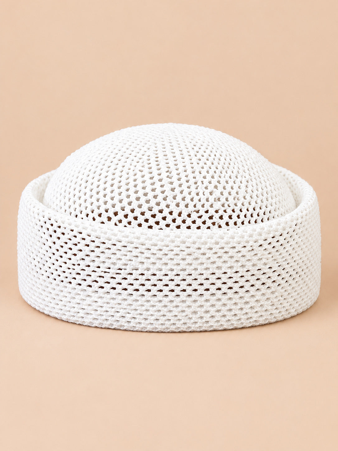 Béret rétro crochet Modèle 2 blanc, vue de face sur fond pêche sable