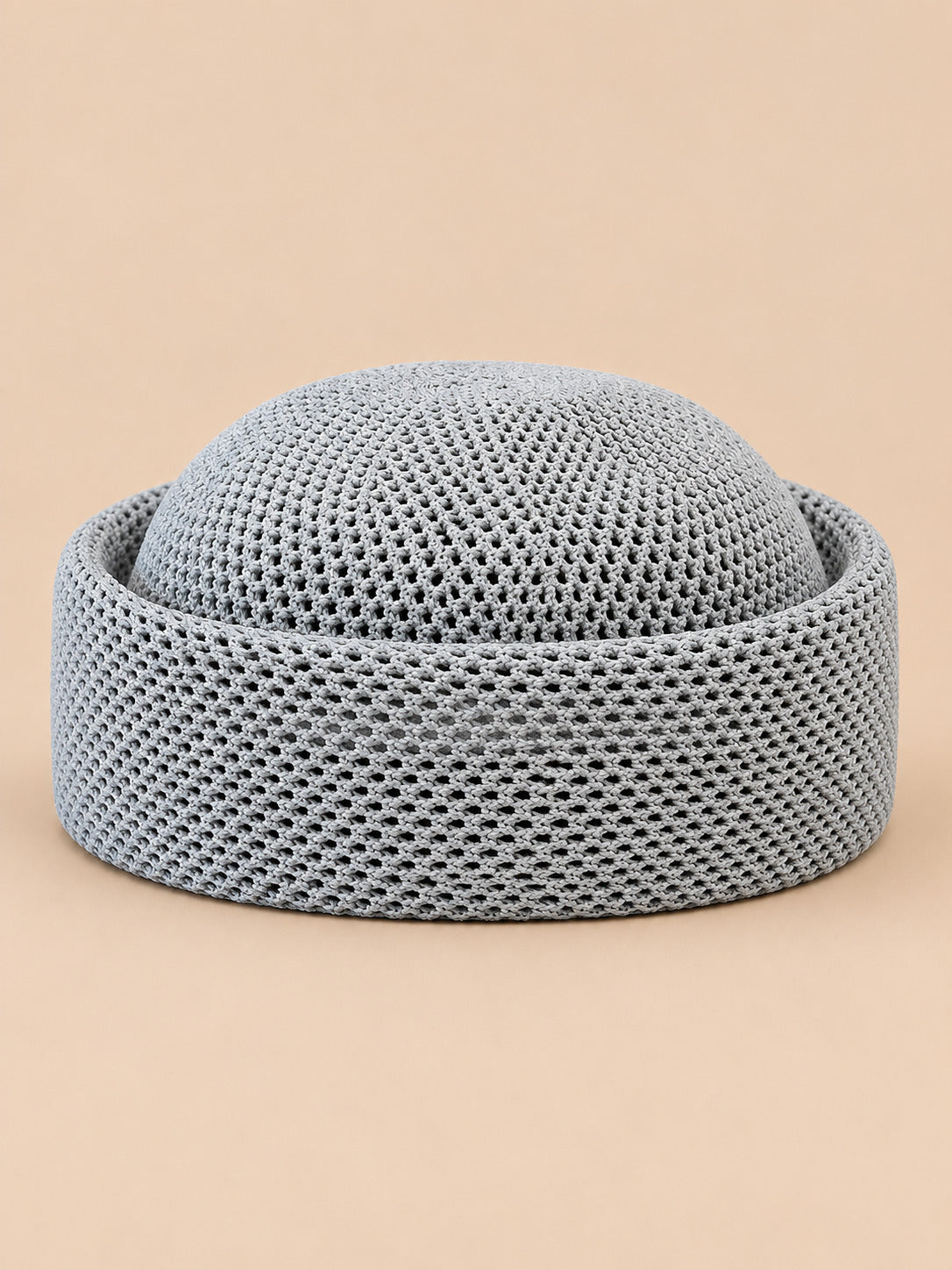 Béret rétro crochet Modèle 2 gris, vue de face sur fond pêche sable