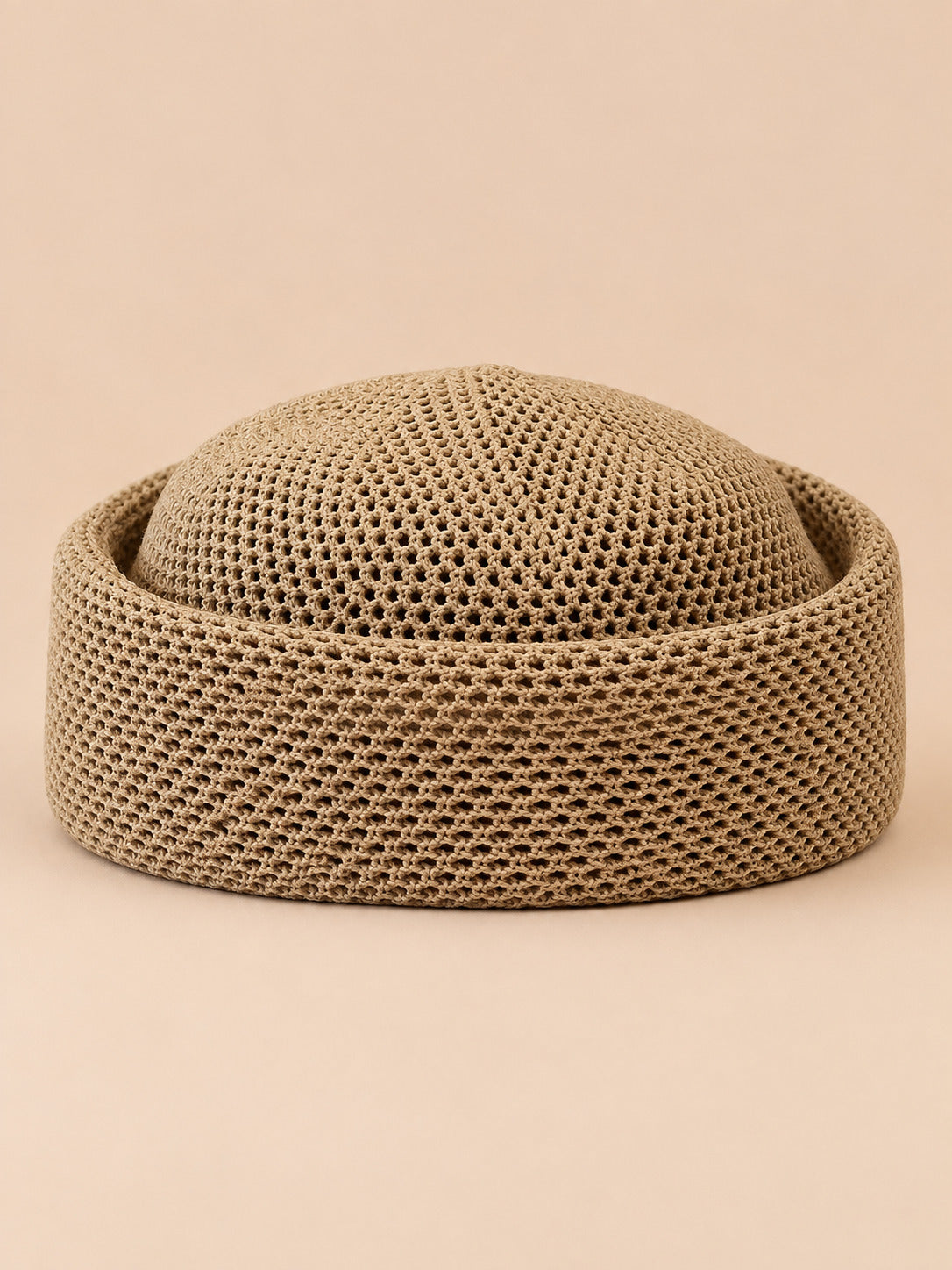 Béret rétro crochet Modèle 2 kaki, vue de face sur fond pêche sable