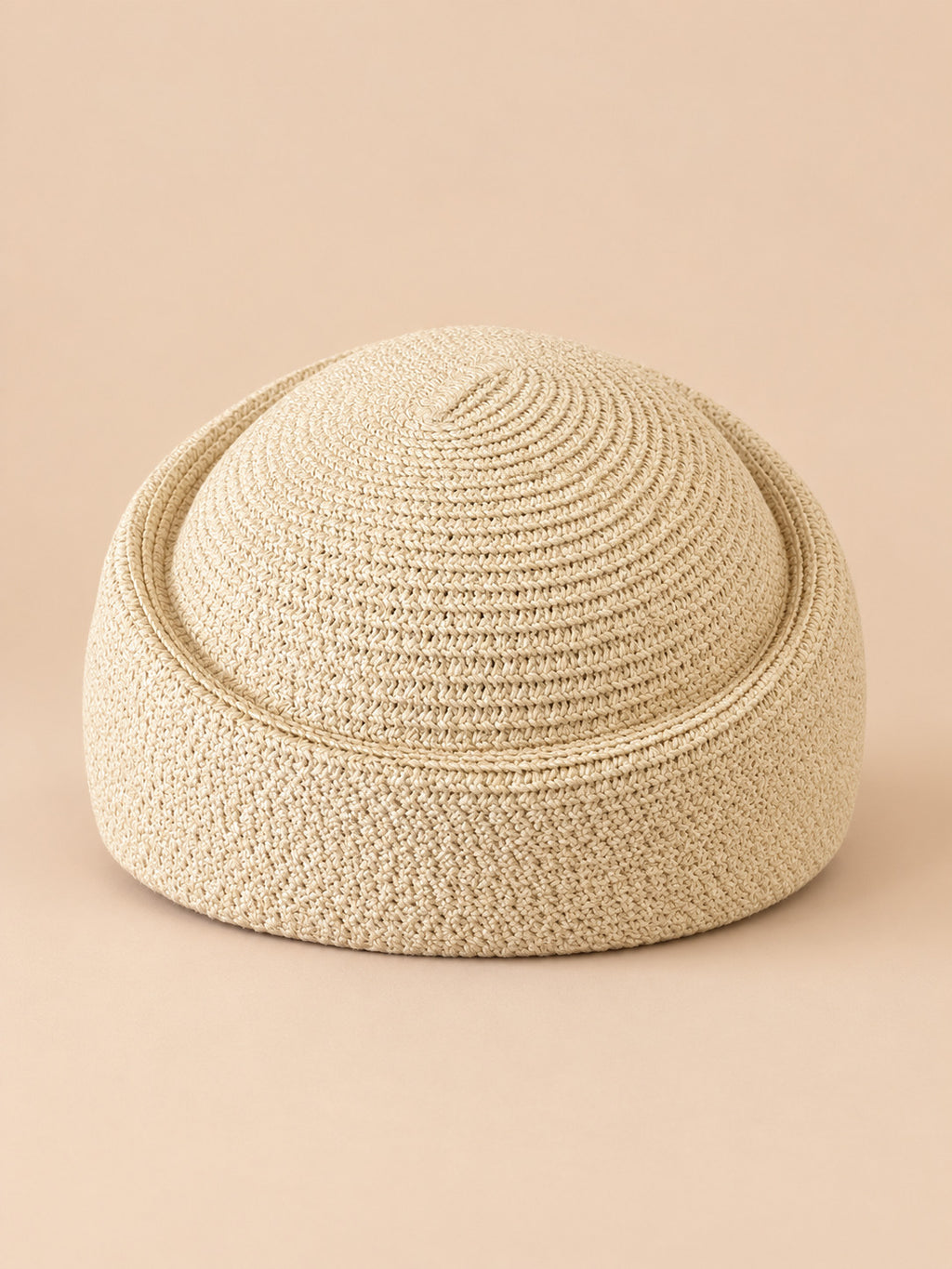 Béret rétro crochet Modèle 3 beige, vue de face sur fond pêche sable