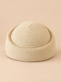 Béret rétro crochet Modèle 3 beige, vue de face sur fond pêche sable