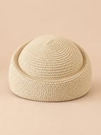 Béret rétro crochet Modèle 3 beige, vue de face sur fond pêche sable