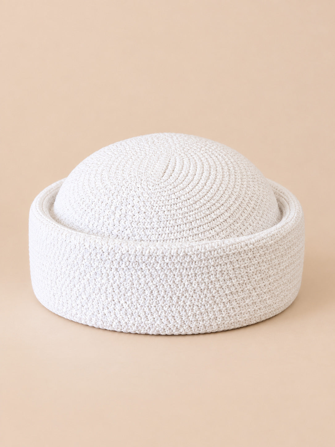 Béret rétro crochet Modèle 3 blanc, vue de face sur fond pêche sable