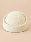 Béret rétro crochet Modèle 3 blanc lait, vue de face sur fond pêche sable