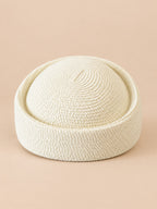 Béret rétro crochet Modèle 3 blanc lait, vue de face sur fond pêche sable