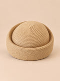 Béret rétro crochet Modèle 3 kaki, vue de face sur fond pêche sable
