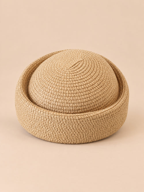 Béret rétro crochet Modèle 3 kaki, vue de face sur fond pêche sable
