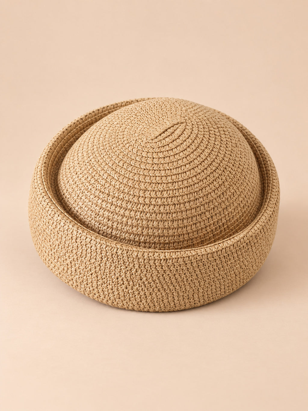 Béret rétro crochet Modèle 3 kaki, vue de trois quarts sur fond pêche sable