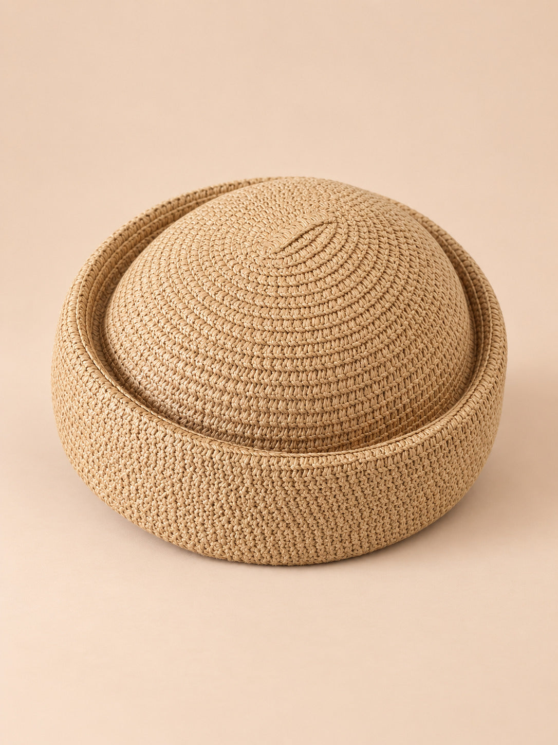 Béret rétro crochet Modèle 3 kaki, vue de trois quarts sur fond pêche sable