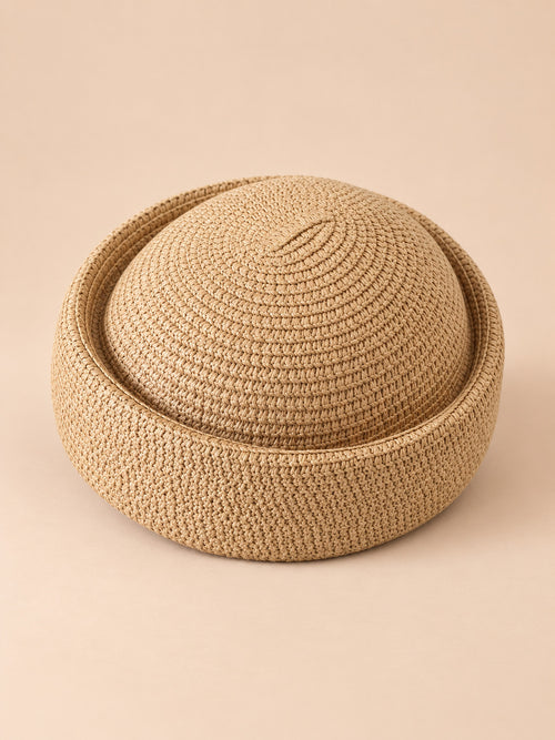Béret rétro crochet Modèle 3 kaki, vue de trois quarts sur fond pêche sable