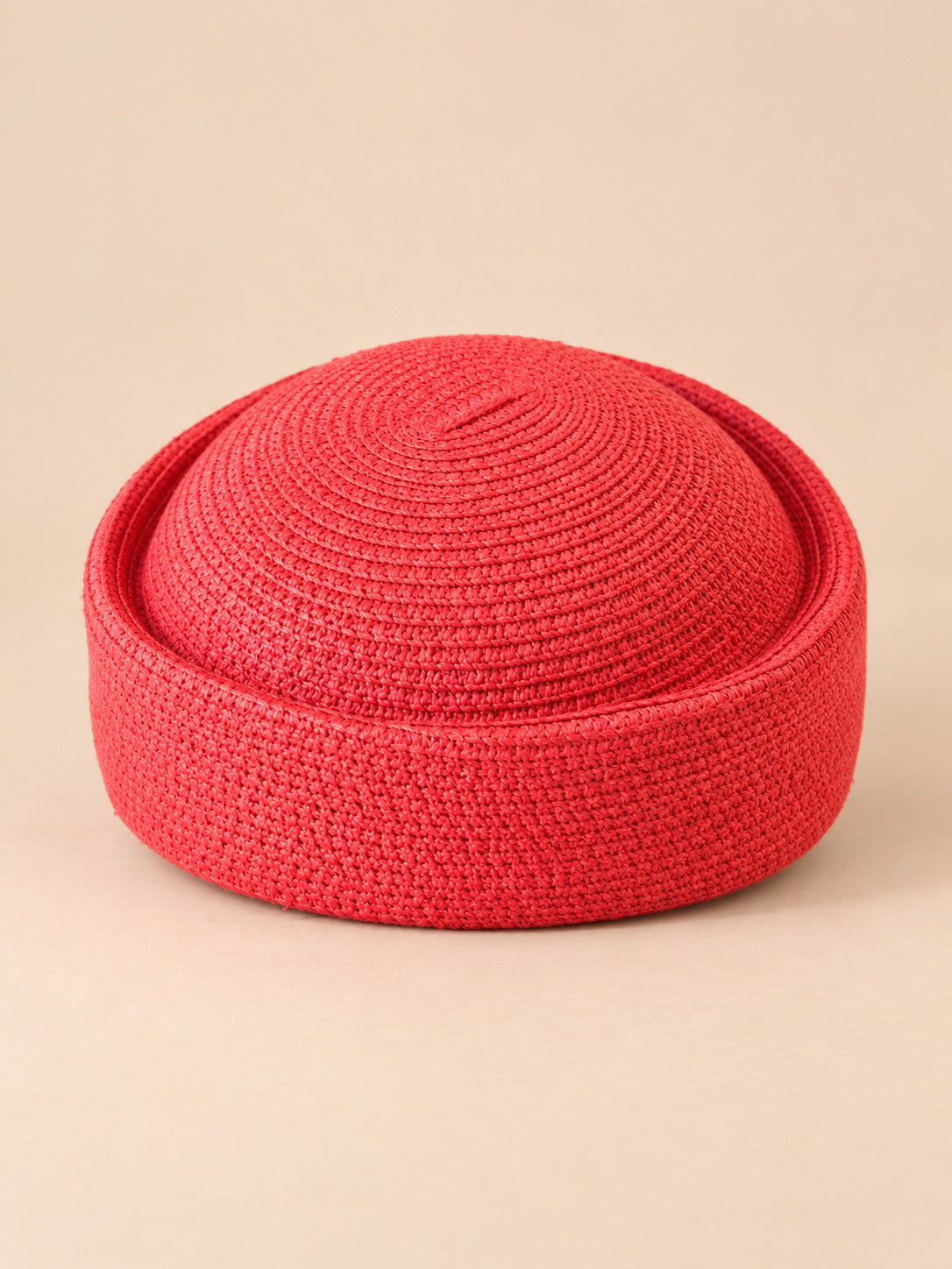 Béret rétro crochet Modèle 3 rouge, vue de face sur fond pêche sable