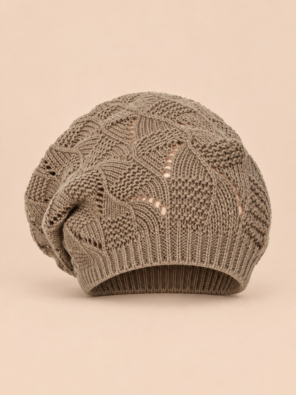 Bonnet béret torsadé ample kaki, vue de face sur fond pêche sable