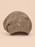 Bonnet béret torsadé ample kaki, vue de face sur fond pêche sable