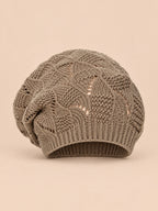 Bonnet béret torsadé ample kaki, vue de face sur fond pêche sable