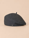 Béret tricoté ajouré léger Gris foncé, vue de face sur fond pêche sable