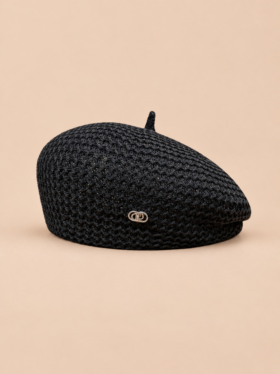 Béret tricoté ajouré léger Noir, vue de face sur fond pêche sable
