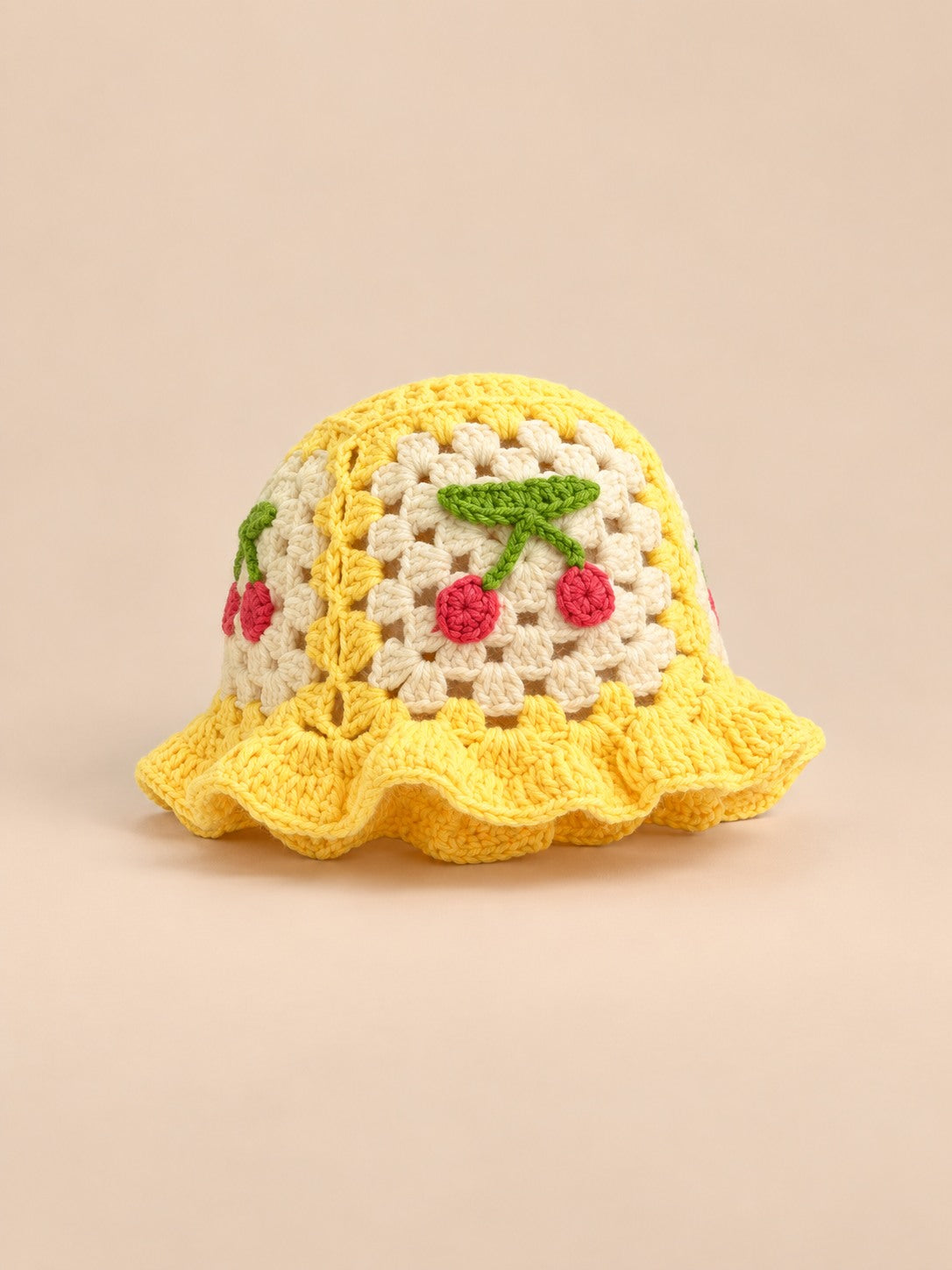 Bob au crochet fait main à fleurs, modèle 11, vue de trois quarts